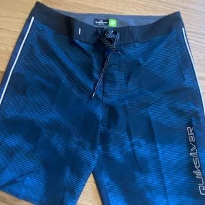 Black/Blue Quiksilver Men’s Boardshorts. Like New. Sz 31.